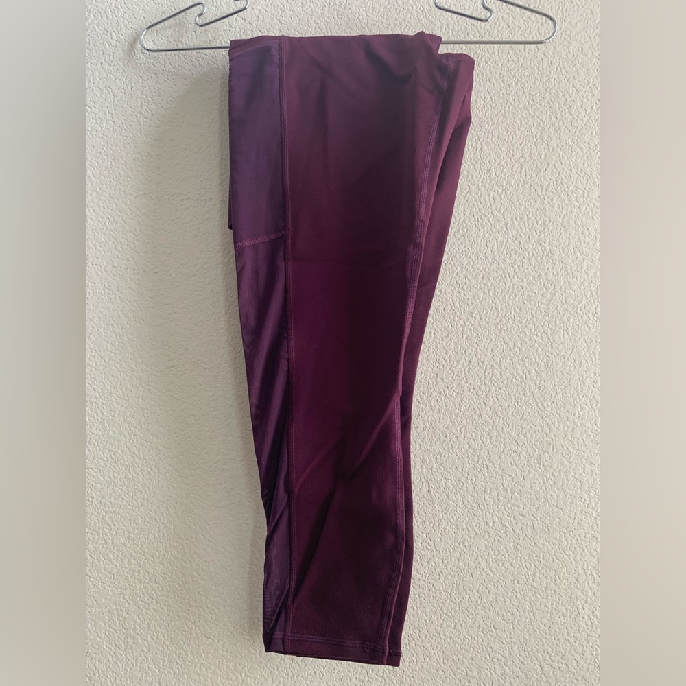 Fabletics Mila Pocket Capri - Burgundy